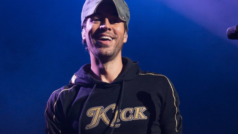 Videoclip:  Descemer Bueno, Enrique Iglesias – Nos Fuimos Lejos ft. El Micha