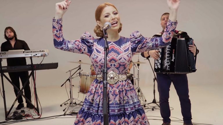 Elena Gheorghe lanseaza piesa Ela Ela inspirată din folclorul armânesc.