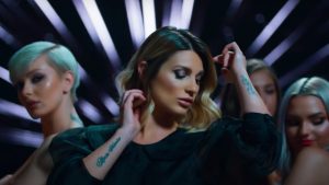 Ellie White - Flori de Mai